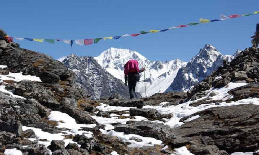 कञ्चनजंघा आधार शिविरमा पर्यटकको चहलपहल, एक सहयोगीको मृत्यु