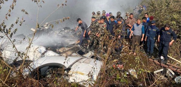 विमान दुर्घटना : विहानैदेखि खोजी जारी, पहिचान भएका शव आफन्तलाई बुझाउने तयारी
