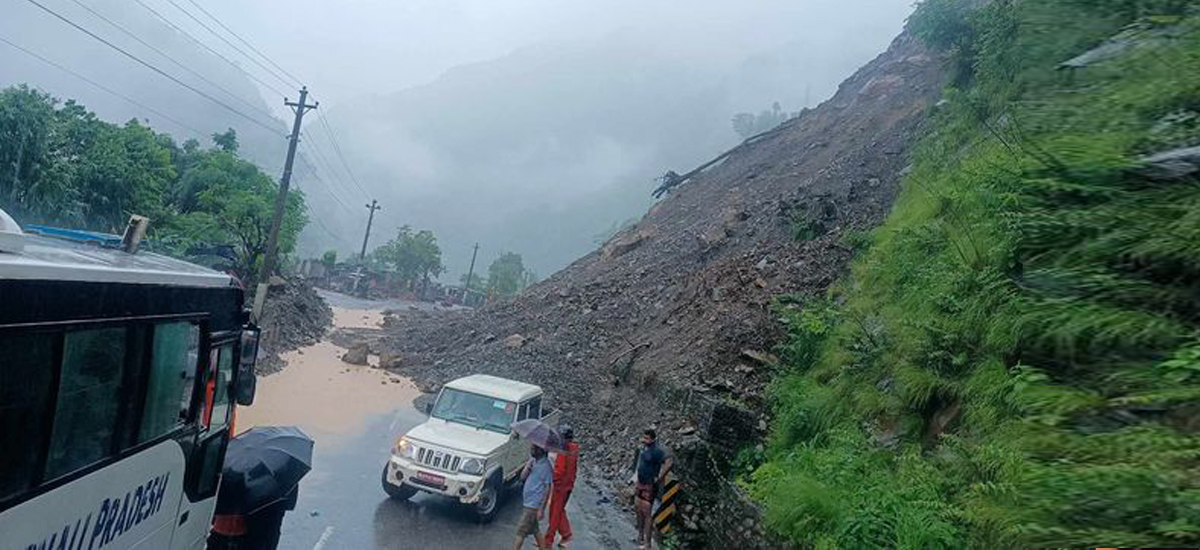 पहिरोले काठमाडौं-मुग्लिङ सडक खण्ड अवरुद्ध