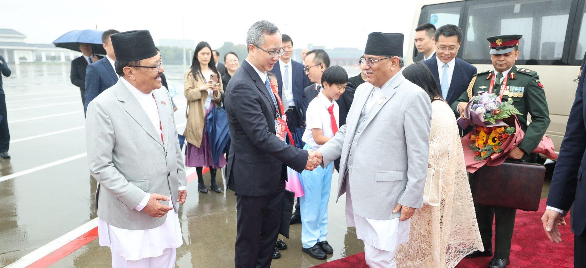 चीन भ्रमणमा पुगेका प्रधानमन्त्री प्रचण्डलाई हान्जाउ विमानस्थलमा भव्य स्वागत (तस्वीरहरू)