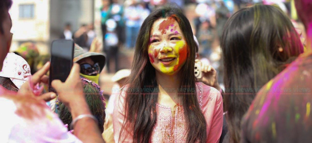 उपत्यका र पहाडी क्षेत्रमा रङहरूको पर्व होली मनाइँदै