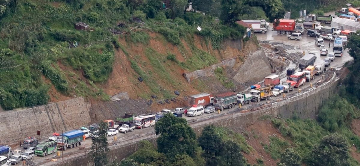 नागढुंगामा पहिरोले पृथ्वीराजमार्ग अवरुद्ध, सवारी आवागमन ठप्प