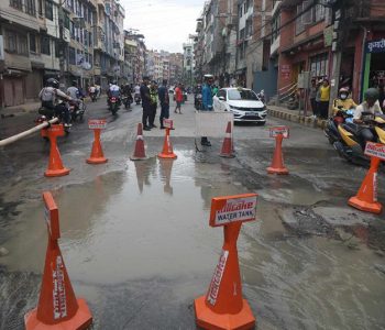 काठमाडौंको सोह्रखुट्टेमा सडक भाँसियो, ठूलो भ्वाङ्ग परेपछि यातायात रोकियो