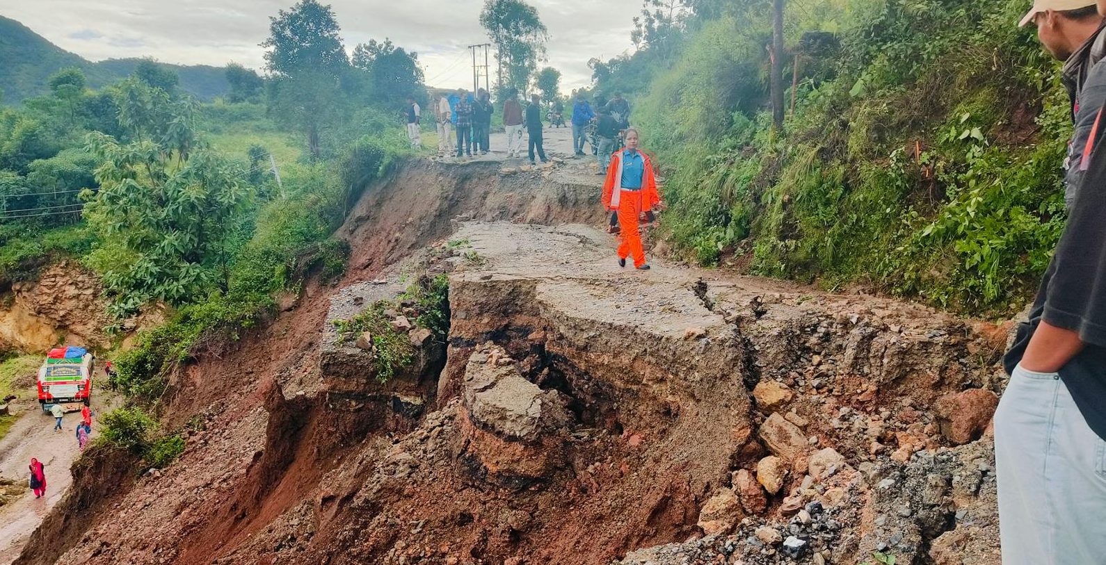 देशभर ६३ स्थानमा यातायात अवरुद्ध, काठमाडौं प्रवेश गर्ने सबै नाका बन्द