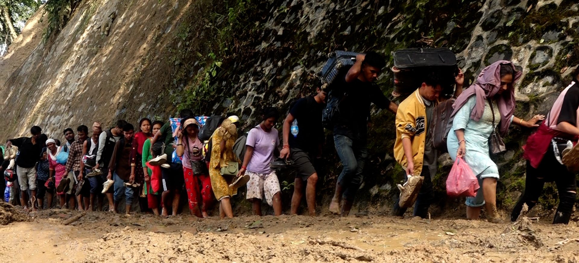 अवरुद्ध सडक खोल्न ढिलाइ भएपछि हिँडेरै काठमाडौं आइरहेकाछन् यात्रु (तस्वीरहरू)