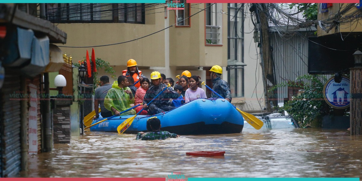 बल्खु क्षेत्रमा बाढीमा फसेकाको उद्दार गर्दै सशस्त्र प्रहरी (तस्वीरहरू)