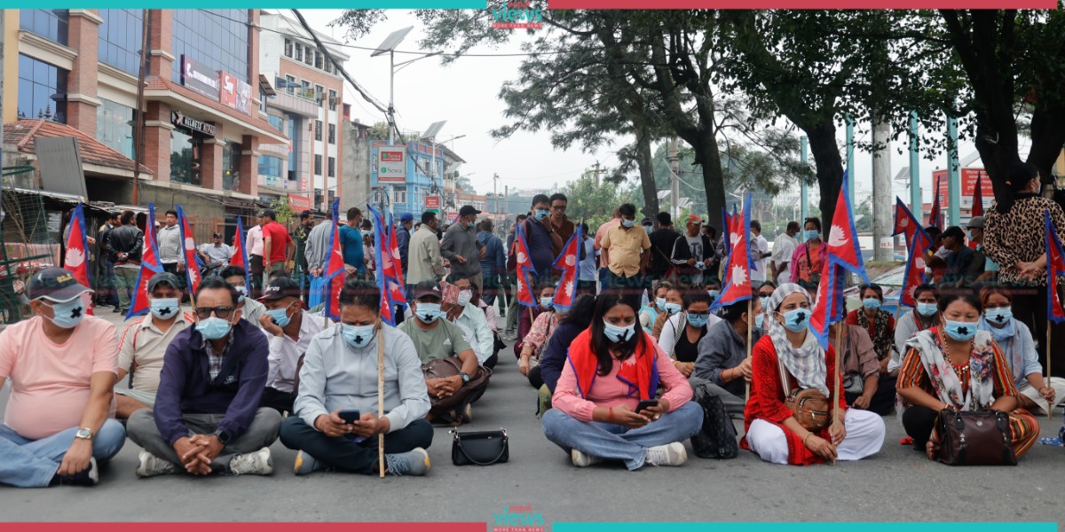 मुखमा कालो टेप लगाएर प्रसाईंका समर्थक सडकमा (तस्वीरहरू)