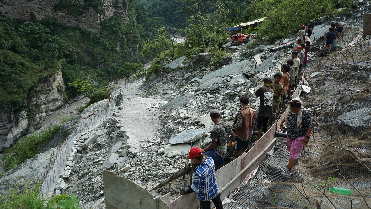 पहिरो रोकथाम गर्न बैसरी अँधेरीखोलामा ‘रक एङ्करिङ’