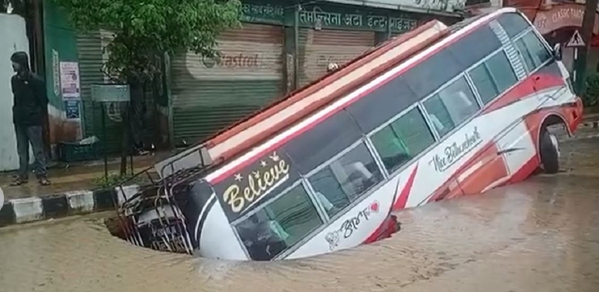 हात्तीवनमा भासियो सडक, खस्यो बस