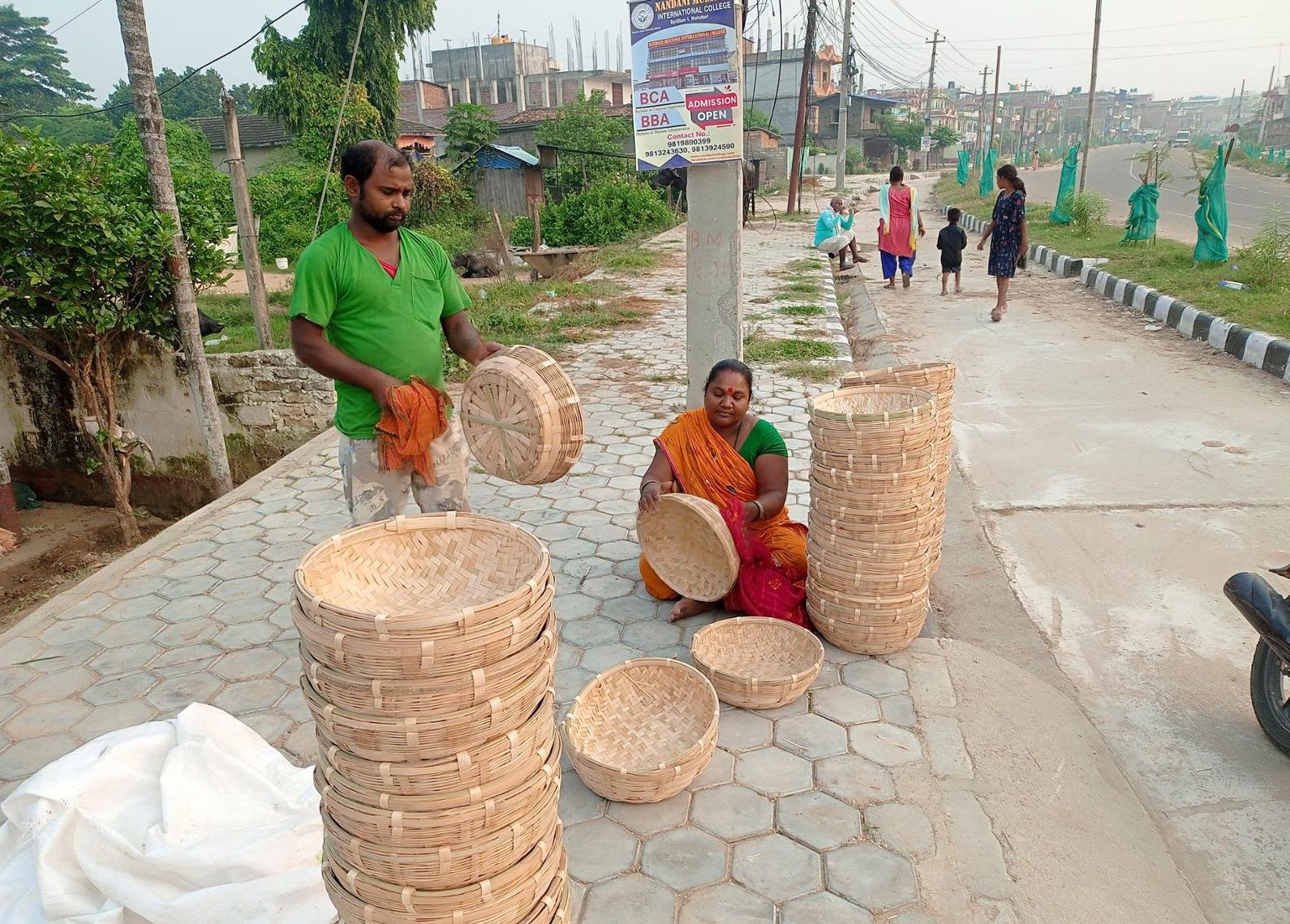 मिथिला क्षेत्रका डोम र बिन समुदाय चङेरा, ढकी, छिटी बनाउन व्यस्त