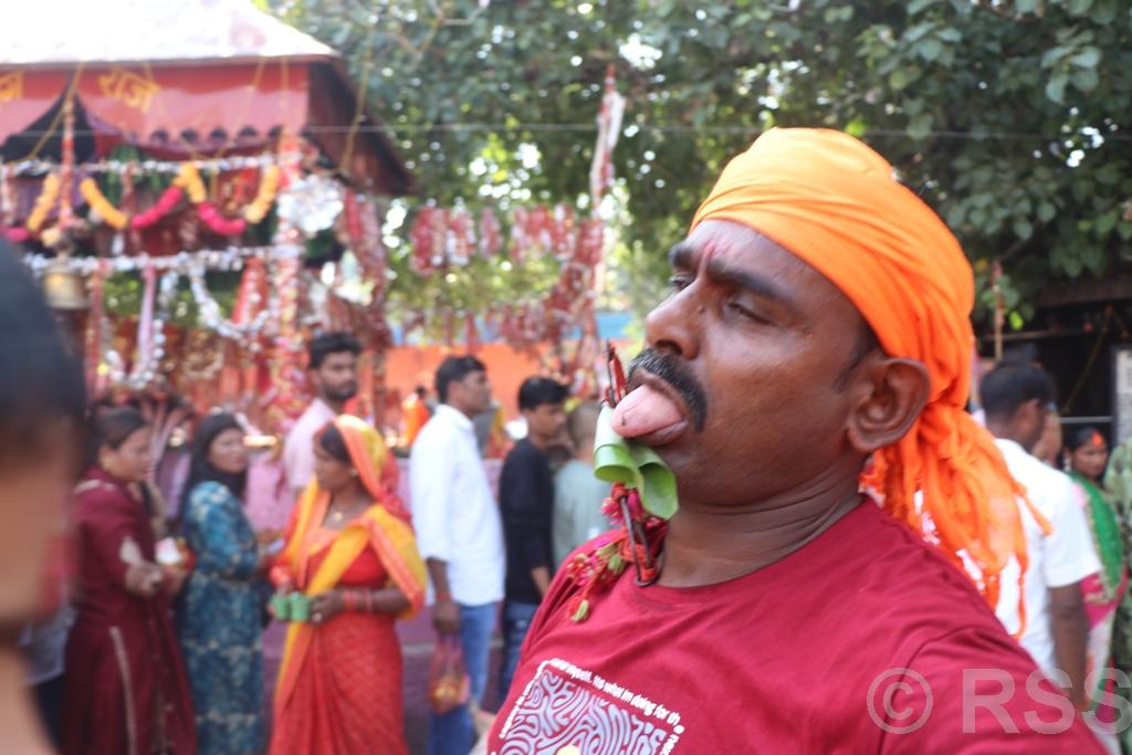 बागेश्वरी मन्दिरमा जिब्रो छेड्दै भक्तजन