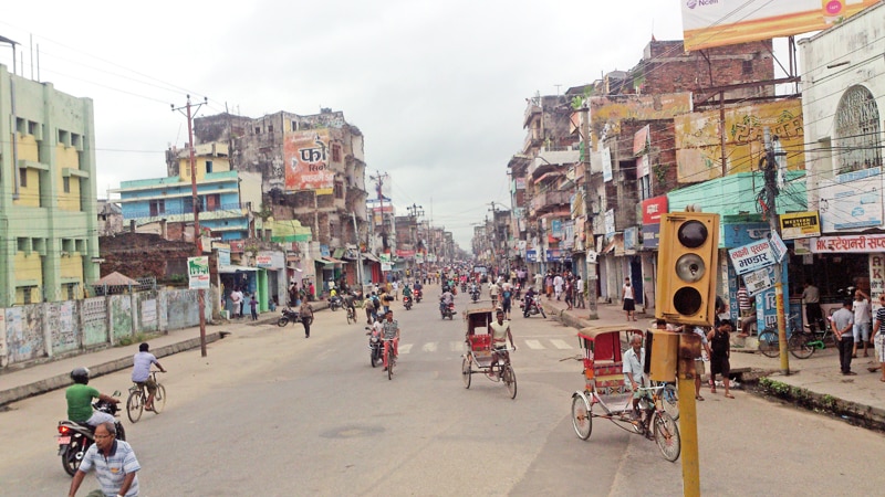 दशैं बजार : सीमा वारीका ‘सपिङ सेन्टर’हरू सुनसान, पारीका पसलमा भीडभाड