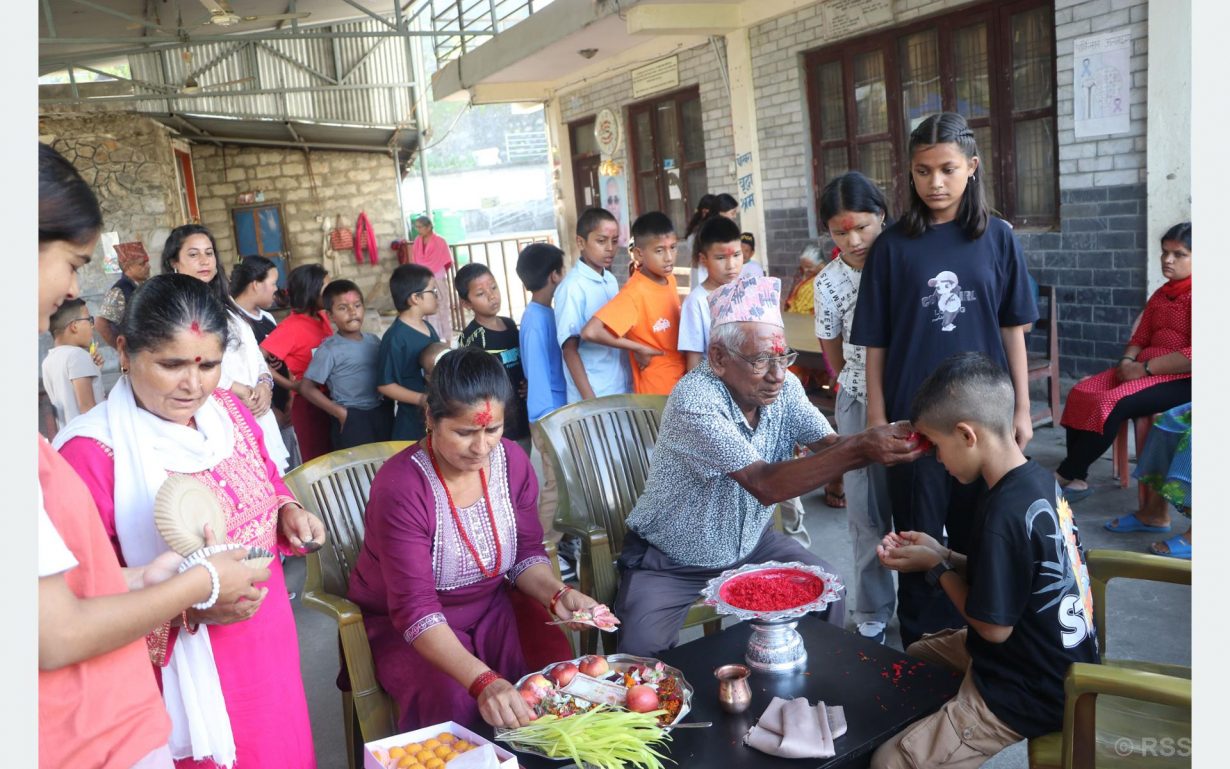 असहाय बालबालिकाले लगाए वृद्धाश्रममा टीका