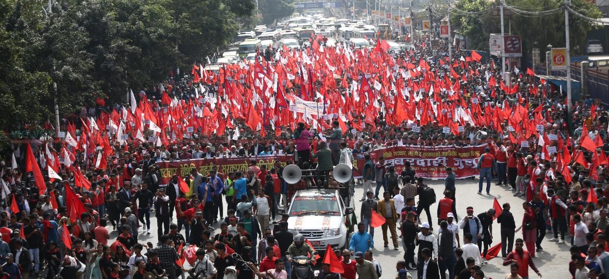 काठमाडौंमा यस्तो देखियो माओवादी केन्द्रको प्रदर्शन (तस्वीरहरू)