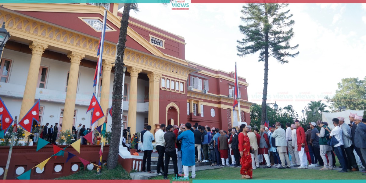 राष्ट्रपतिबाट टीका ग्रहण गर्नेहरूको ताँती (तस्वीरहरू)