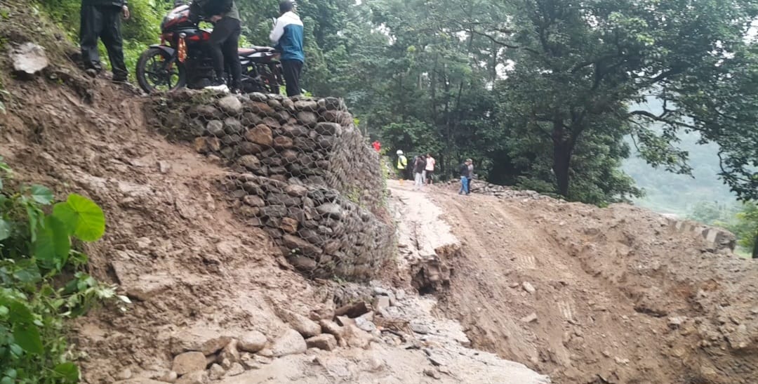 सुक्खा पहिरोले जयपृथ्वी राजमार्ग अवरूद्ध