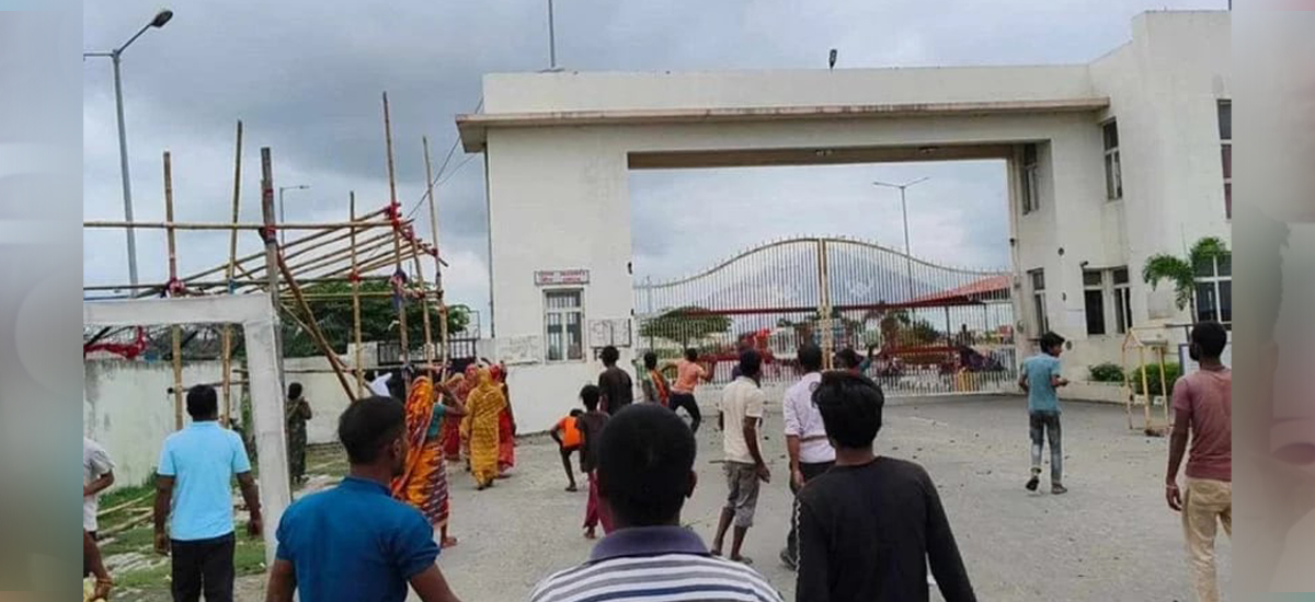 ट्रकको ठक्करबाट वृद्धको मृत्युपछि विराटनगर तनावग्रस्त, प्रहरीद्वारा अश्रुग्यास प्रहार