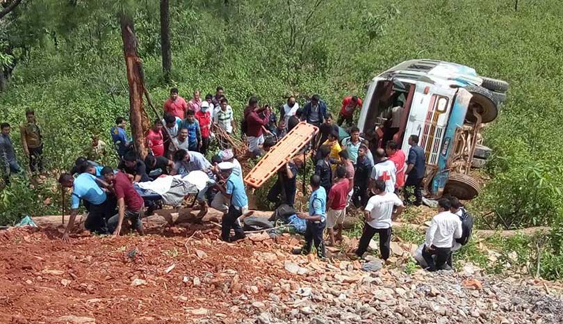 रामेछापमा बस दुर्घटना हुँदा एकको मृत्यु १२ जना घाइते