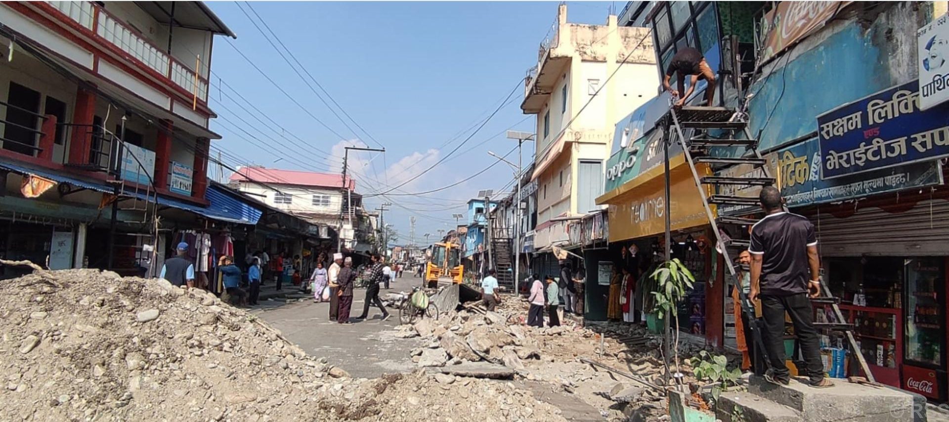 धुलाबारीमा अतिक्रमित संरचना हटाउँदै मेचीनगर