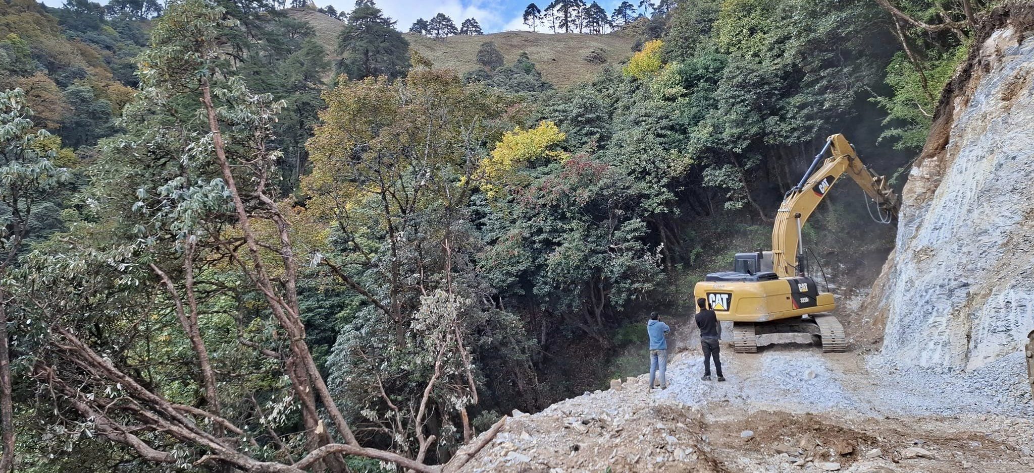 विकट गुर्जागाउँ जोड्ने सडकको देउरालीसम्म खुल्यो ‘ट्रयाक’