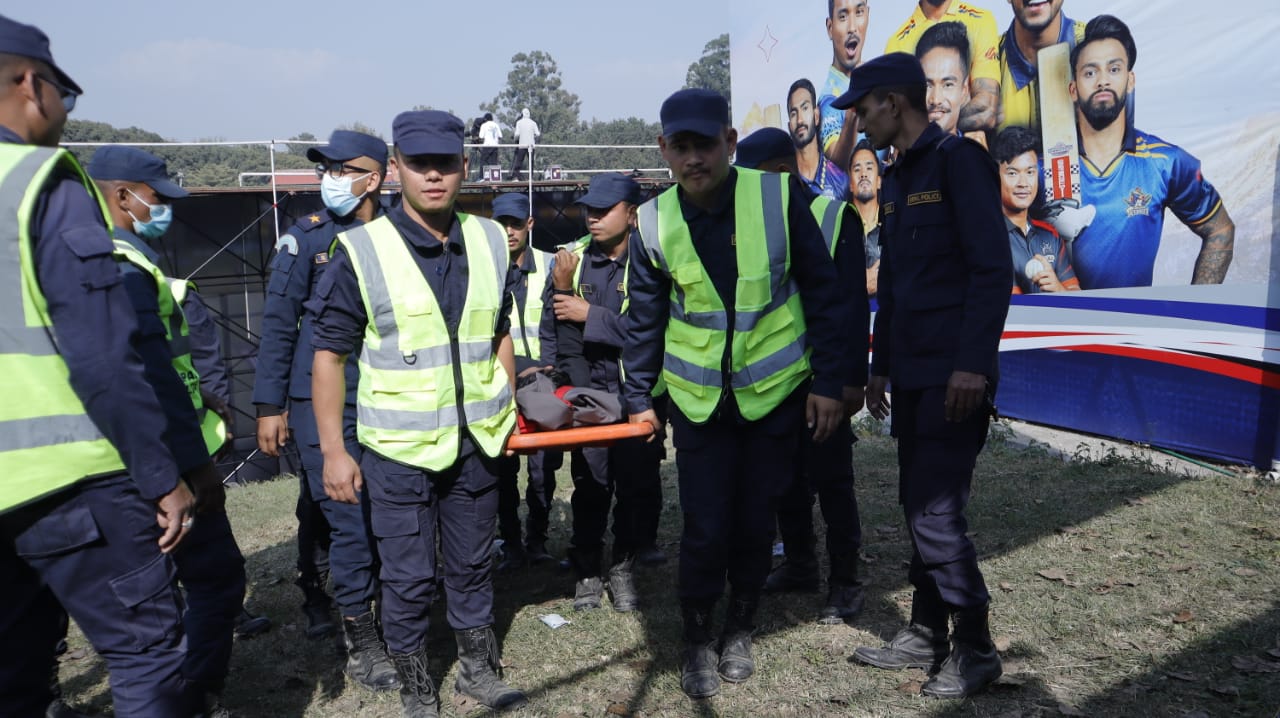 कीर्तिपुरमा धकेलाधकेलपछिको झडपमा दुई प्रहरीसहित सात घाइते, एकको अवस्था गम्भीर