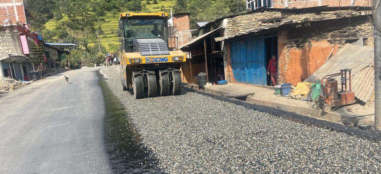 मध्यपहाडी लोकमार्गको बागलुङ खण्ड धमाधम कालोपत्र हुँदै