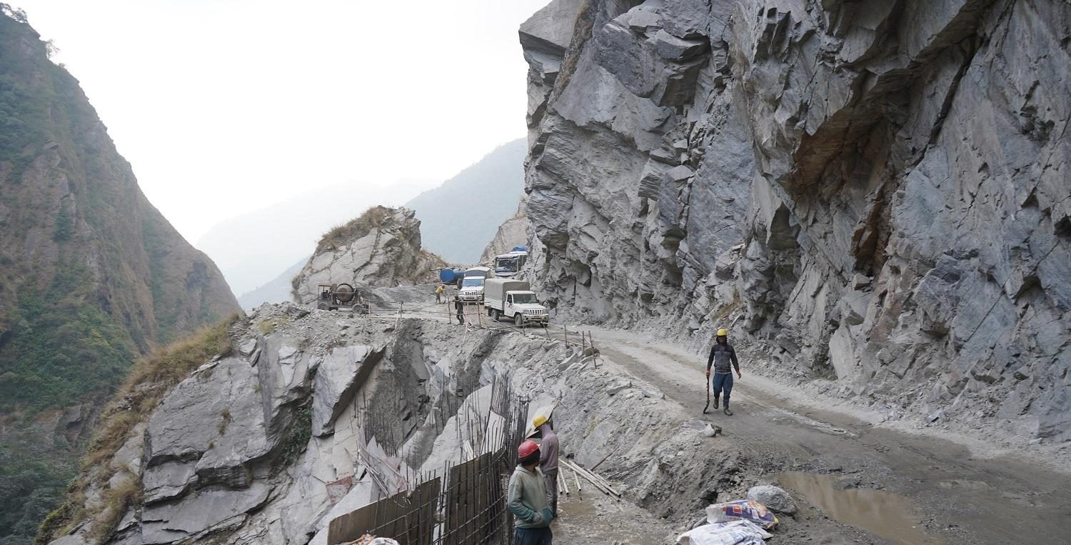 भारत र चीनलाई जोड्ने काभ्रेभिरमा ‘रक एंकरिङ’ गरेर सडक विस्तार