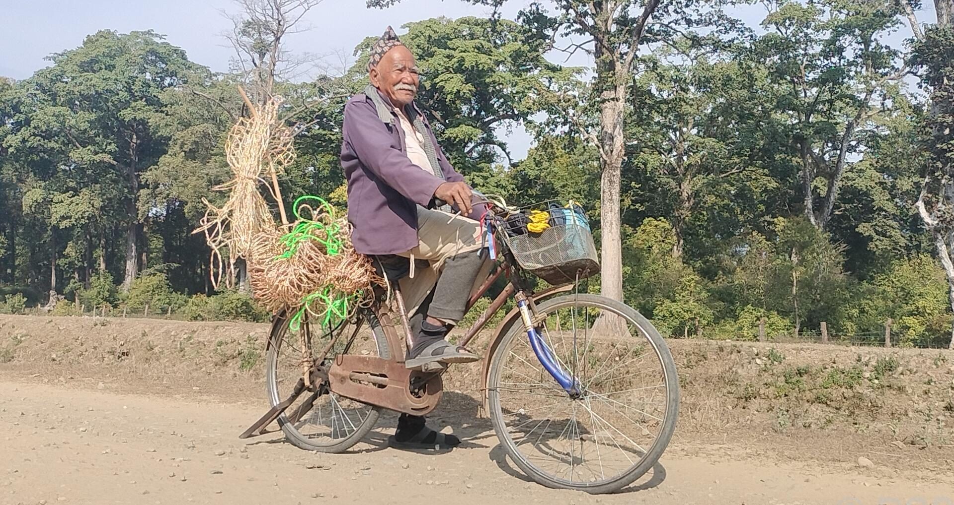 ८४ वर्षमा पनि गाउँबस्ती डुल्दै व्यापार