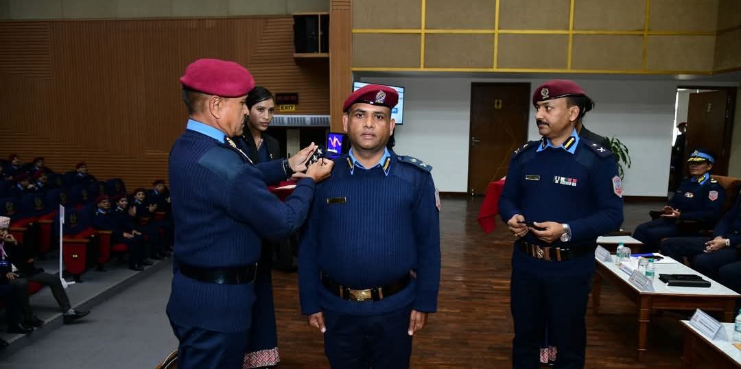 प्रहरीको चिकित्सक उपरीक्षक पदमा बढुवा भएकाहरूले लगाए फूली, डा शर्मा पहिलो नम्बरमा