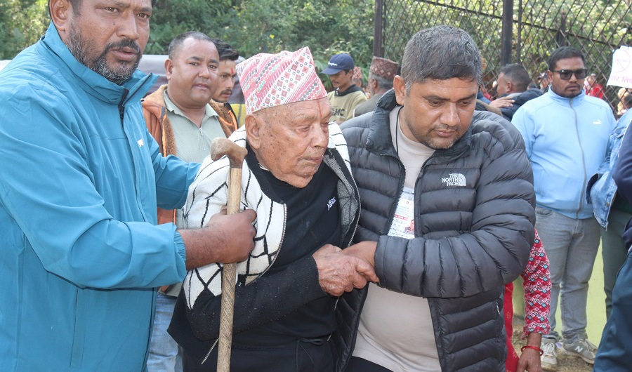 १०२ वर्षीय ज्येष्ठ नागरिकले भोट खसाल्दै भने– धेरै बाँच्दिन होला तर, सन्ततिका लागि देश राम्रो बनोस् !