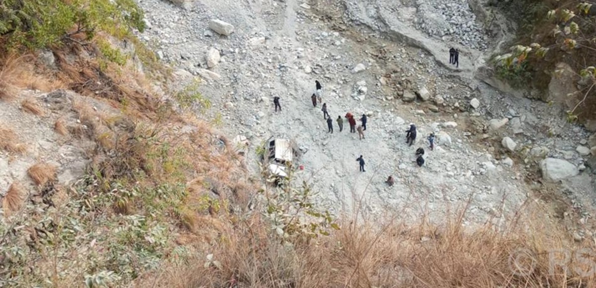 ओखलढुङ्गा दुर्घटना : घाइते बहिनीलाई काठमाडौं लैजाँदै गर्दा अस्ताए एकै परिवारका तीन जना