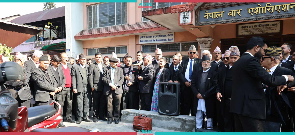 त्रिपाठी कुटिएको विरोधमा कालोपट्टी बाँधेर कानून व्यवसायीको प्रदर्शन (तस्वीरहरू)