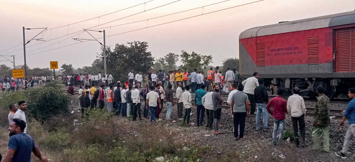 महाराष्ट्र रेल दुर्घटना : चियावालाको अफवाहका कारण भाग्न लाग्दा अर्को रेलबाट दर्जनौं यात्रु किचिए