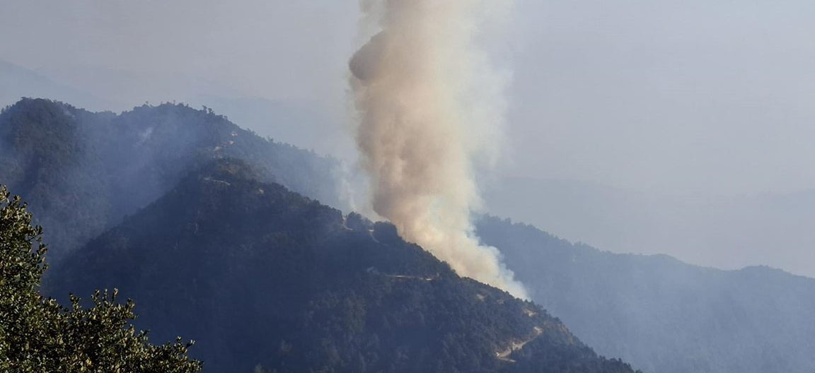 महाभारत जङ्गलको आगलागी हेलिकप्टरबाट नियन्त्रणमा