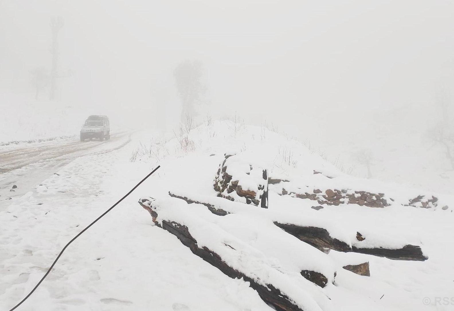 हिमपातका कारण मध्यपहाडी लोकमार्ग अवरुद्ध