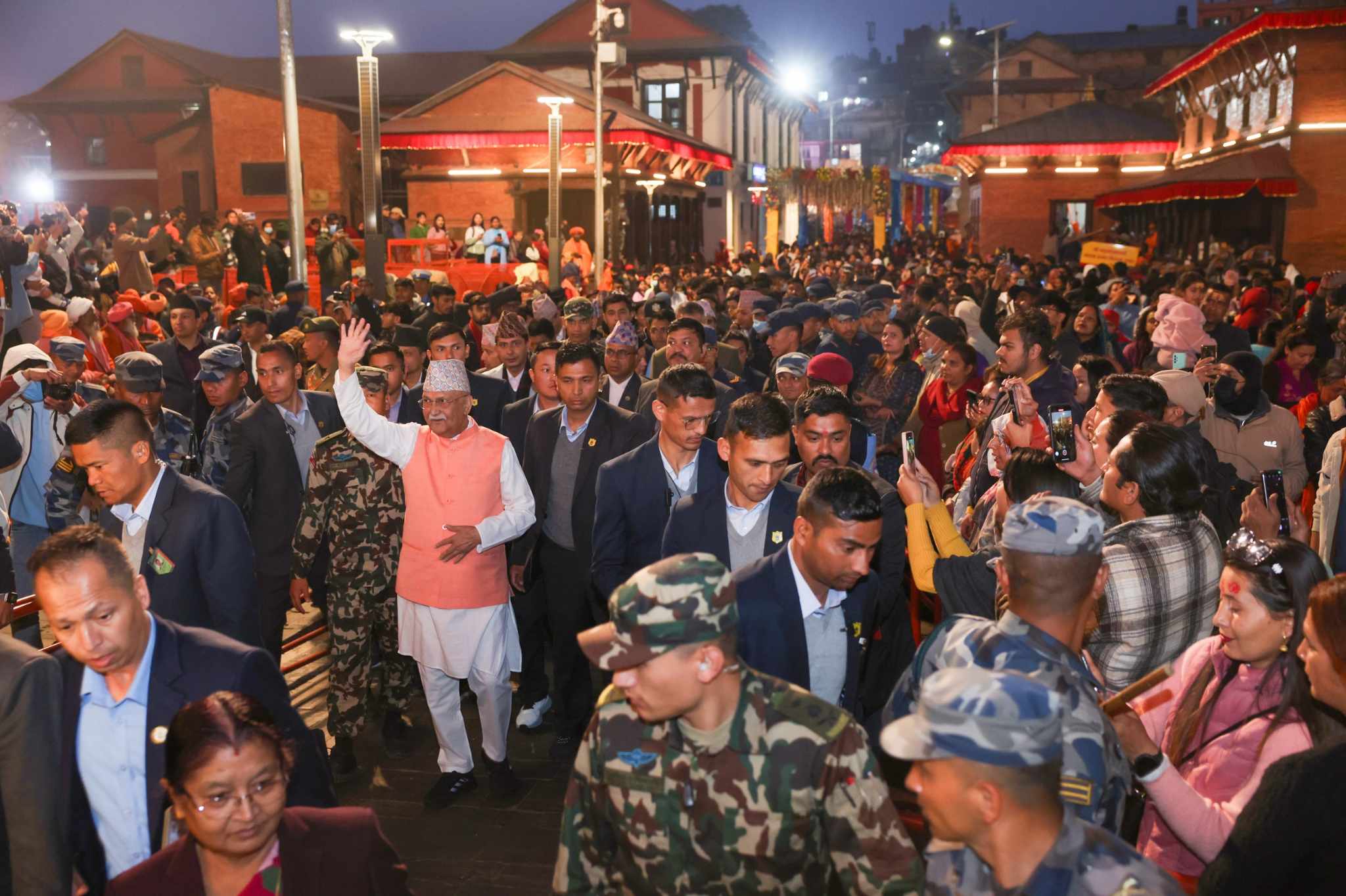 महाशिवरात्रीको पूर्वसन्ध्यामा प्रधानमन्त्री ओली पशुपतिमा