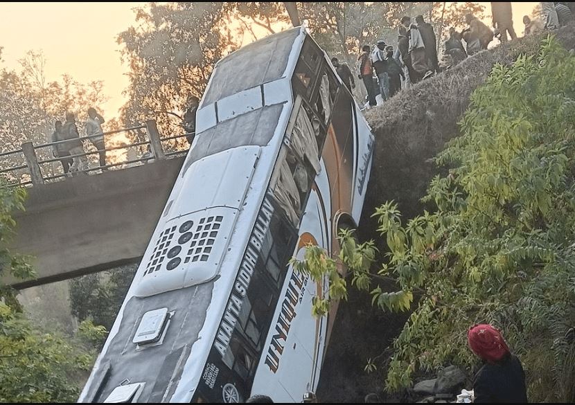 कुम्भ मेलातर्फ जाँदै गरेको बस बबई पुलबाट खस्यो