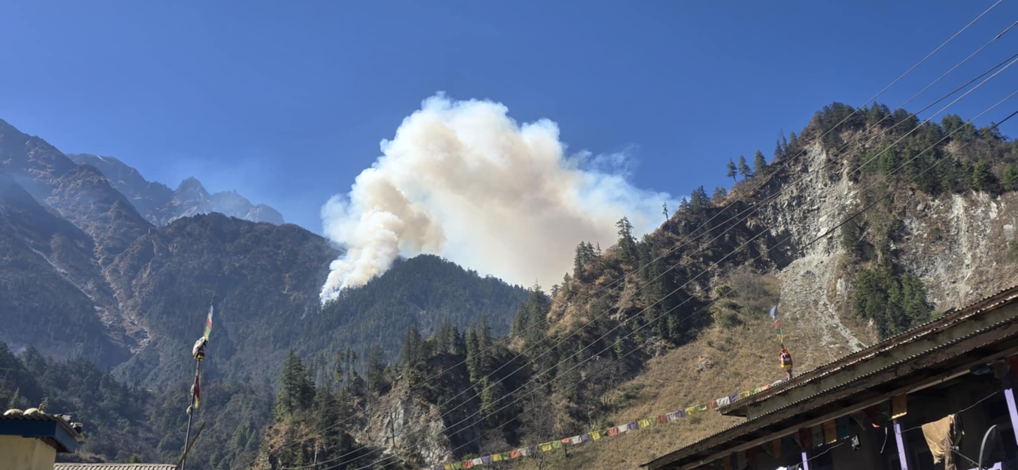 मनाङको जङ्गलमा शुक्रबारदेखि लागेको आगो अझै निभाउन सकिएन