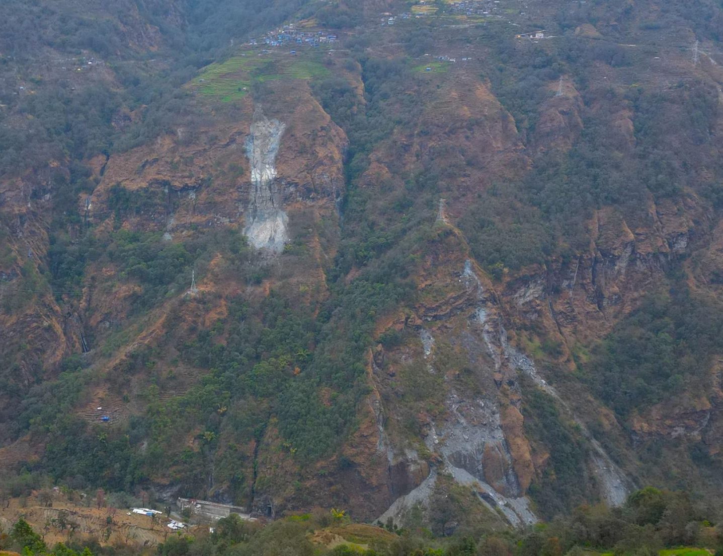 राहुघाटको बाँध पहिरोको जोखिममा