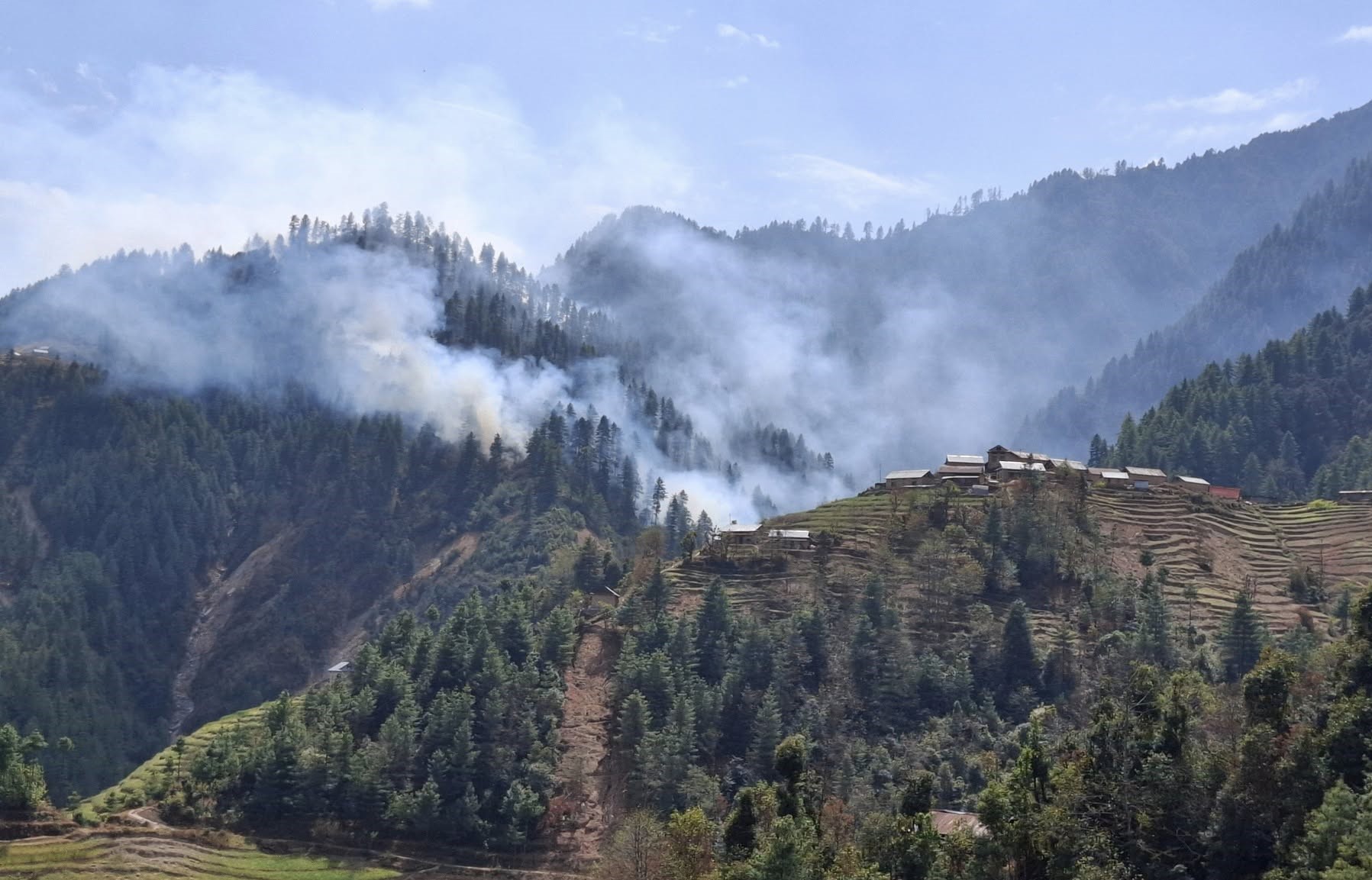 गोरखनाथ वनमा आइतबार रातिदेखि लागेको डढेलो नियन्त्रण बाहिर