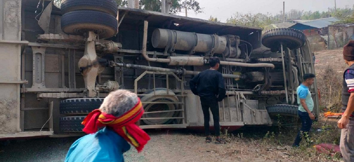 धनुषाधाममा बस दुर्घटना हुँदा ३६ जना घाइते (नामावलीसहित)